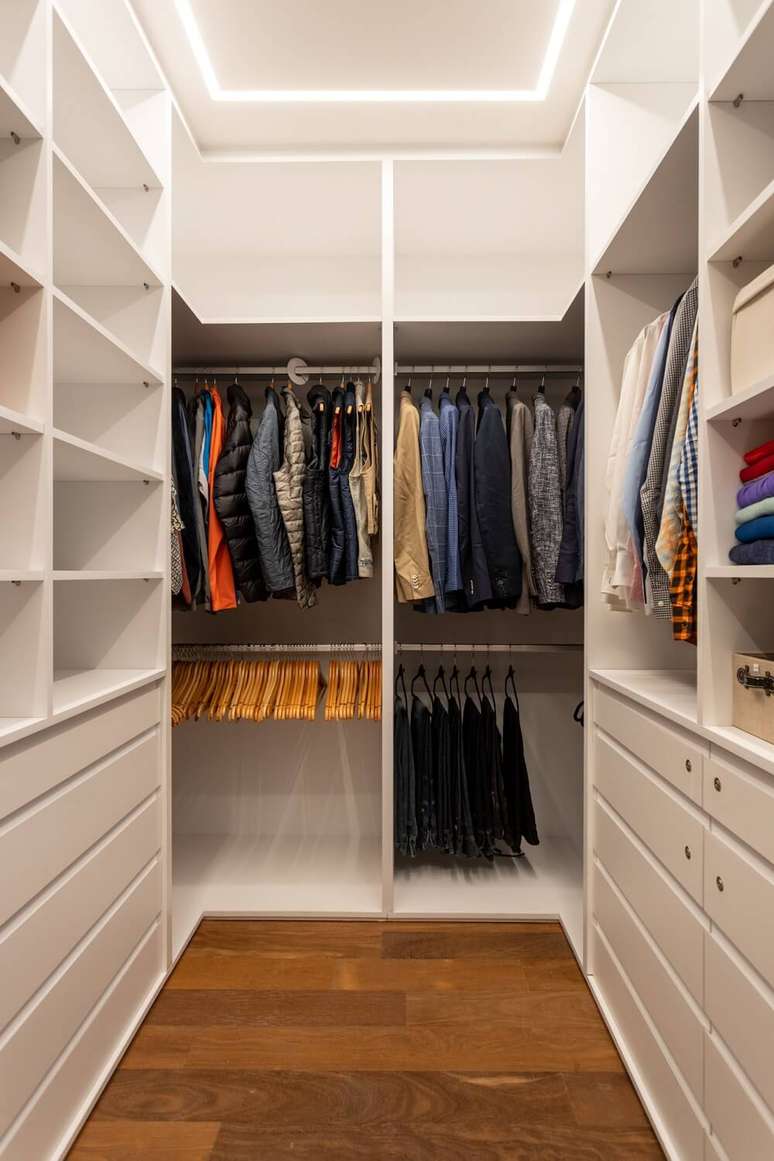 14. A área do closet permite a organização de peças de roupas e demais acessórios dos moradores. Projeto Duda Senna