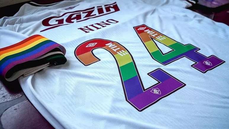 Nino usou camisa com o número 24 e as cores da bandeira LGBTQIA+ em 2021 (Foto: Divulgação / Fluminense FC)