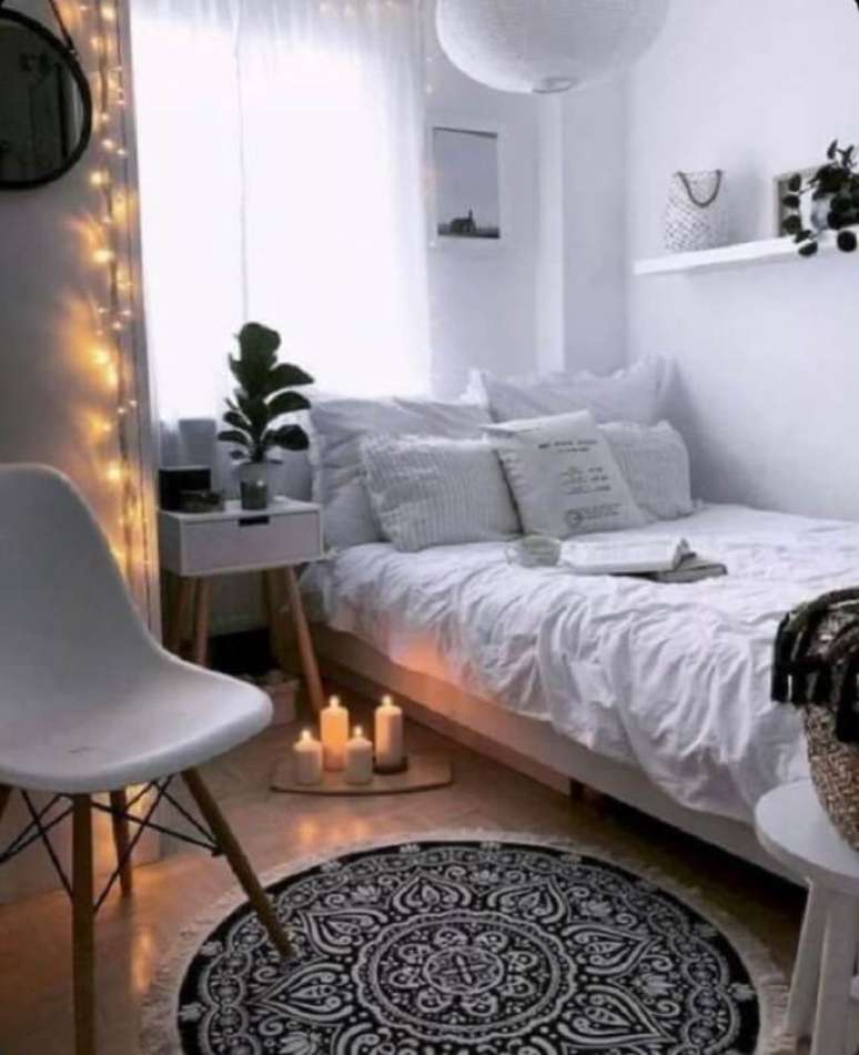 27. Decoração clean com cama embaixo da janela. Fonte: Wattpad