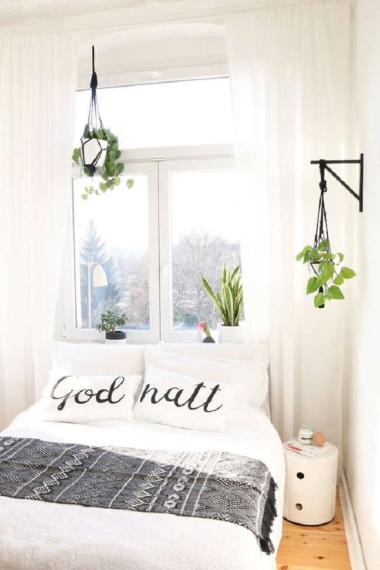 31. Decoração minimalista com cama de casal embaixo da janela. Fonte: Happy Interior Blog