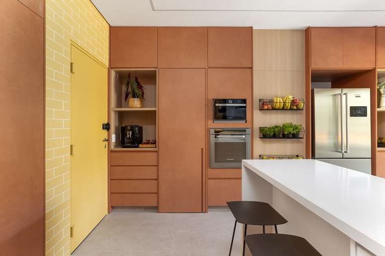 3. Cozinha com marcenaria planejada colorida. Projeto Duda Senna