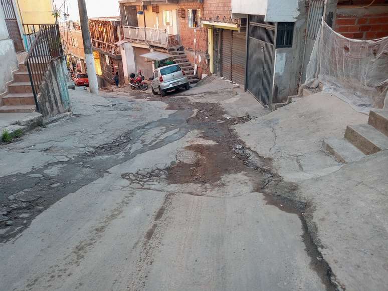 Vazamento em rua do Morro da Lua, após intervenção feita pela Sabesp @Guilherme Zacarias/Agência Mural