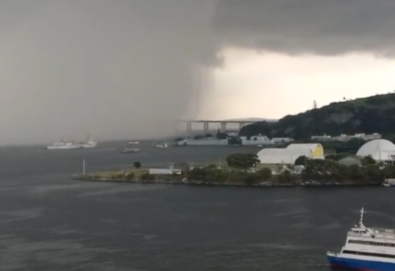 Tempestade no Rio de Janeiro encobre Ponte Rio-Niterói