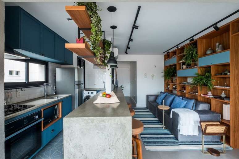 5. Cozinha americana simples com armario azul – Foto Apartamento AK Rua 141