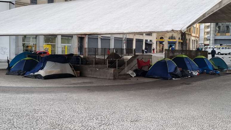 Moradores de rua colocam barracas próximas umas às outras para se proteger do frio em SP