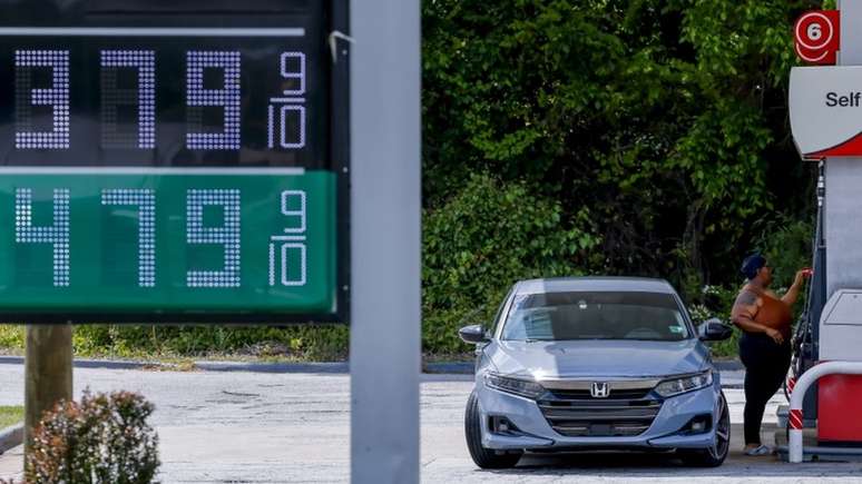 Guerra na Ucrânia fez preço da gasolina aumentar cerca de 20% nos EUA