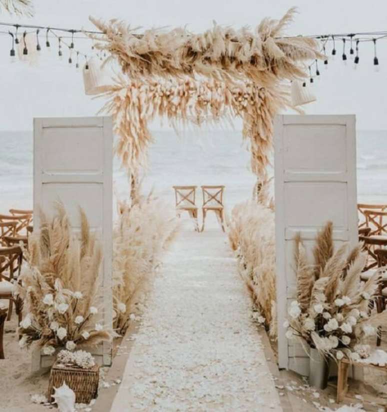 9. Decora&ccedil;&atilde;o com capim dos pampas: casamento na praia decorado com capim dos pampas. Fonte: Tulle & Chantilly