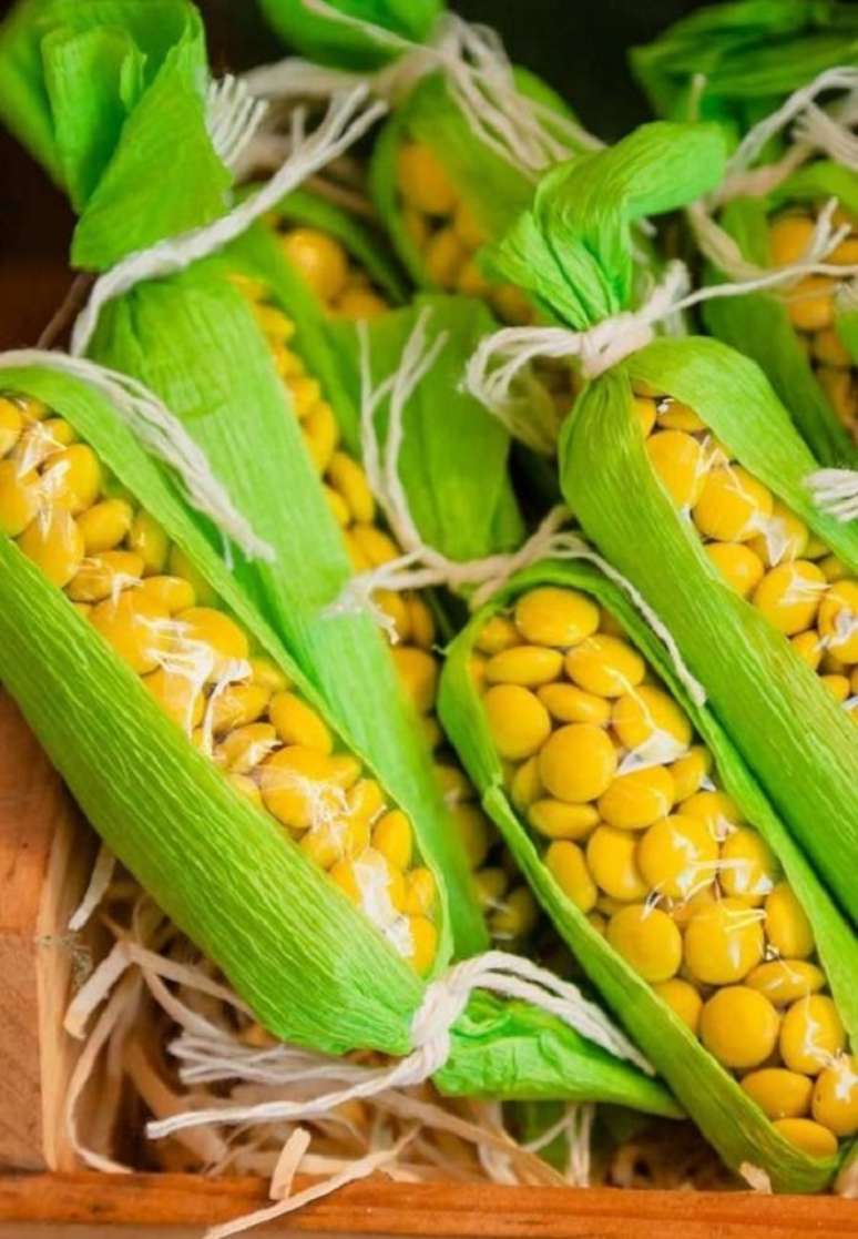 67. Decoração de festa junina infantil com doces personalizados – Foto Solteiras Noivas Casadas