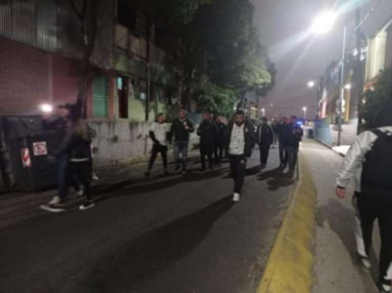 Entrada dos torcedores do Corinthians que chegaram à Bombonera sem as caravanas (Foto: Fábio Lázaro/Lancepress)