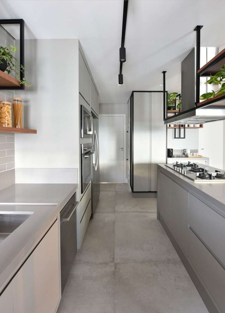 17. Cozinha americana simples com armário cinza moderna – Foto Giovanna Gogosz