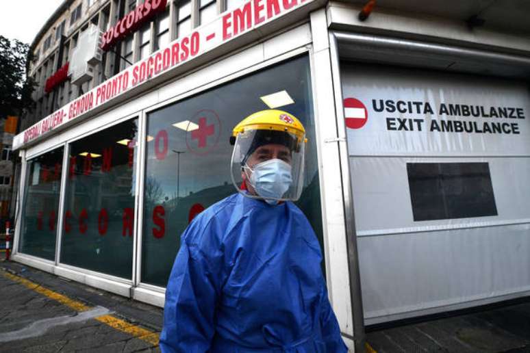 Operador sanitário em frente a pronto-socorro em Gênova, Itália