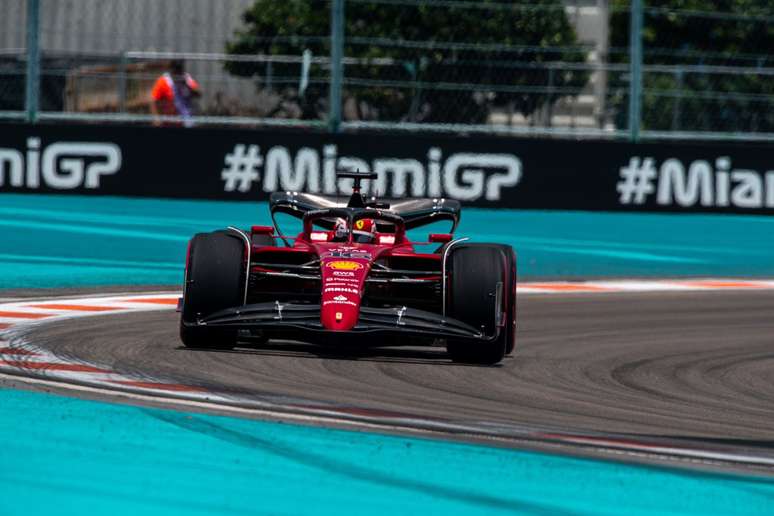 Charles Leclerc atribuiu a falta de desempenho frente à Red Bull aos pneus médios 