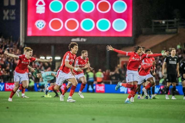 Nottingham Forest vence playoff e volta à Premier League após 23