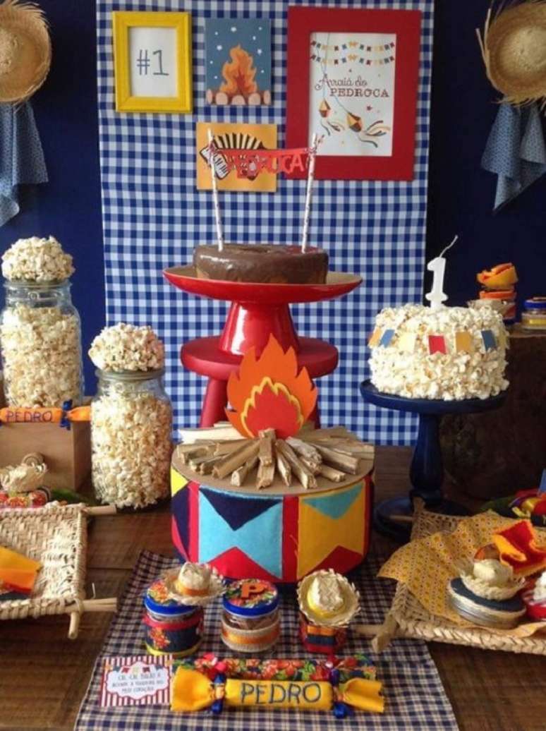 65. Decoração de festa junina com doces e pipocas – Foto Le Teichmann