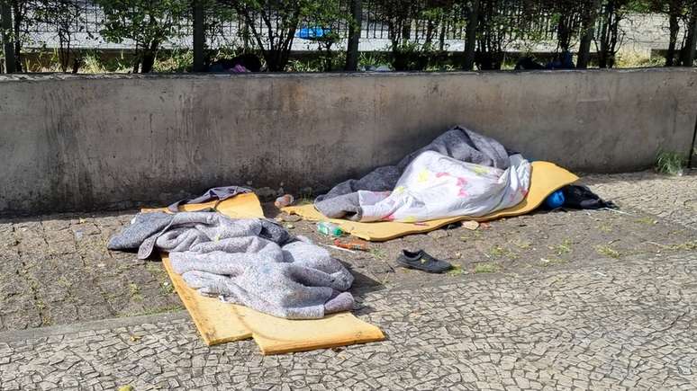 Alguns moradores de rua têm poucas peças de rua para se protegerem do frio em São Paulo