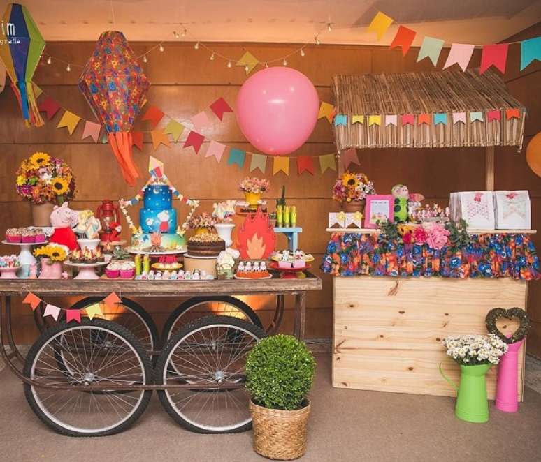 93. Mesa de decoração de festa junina infantil – Foto Luli Festas e eventos