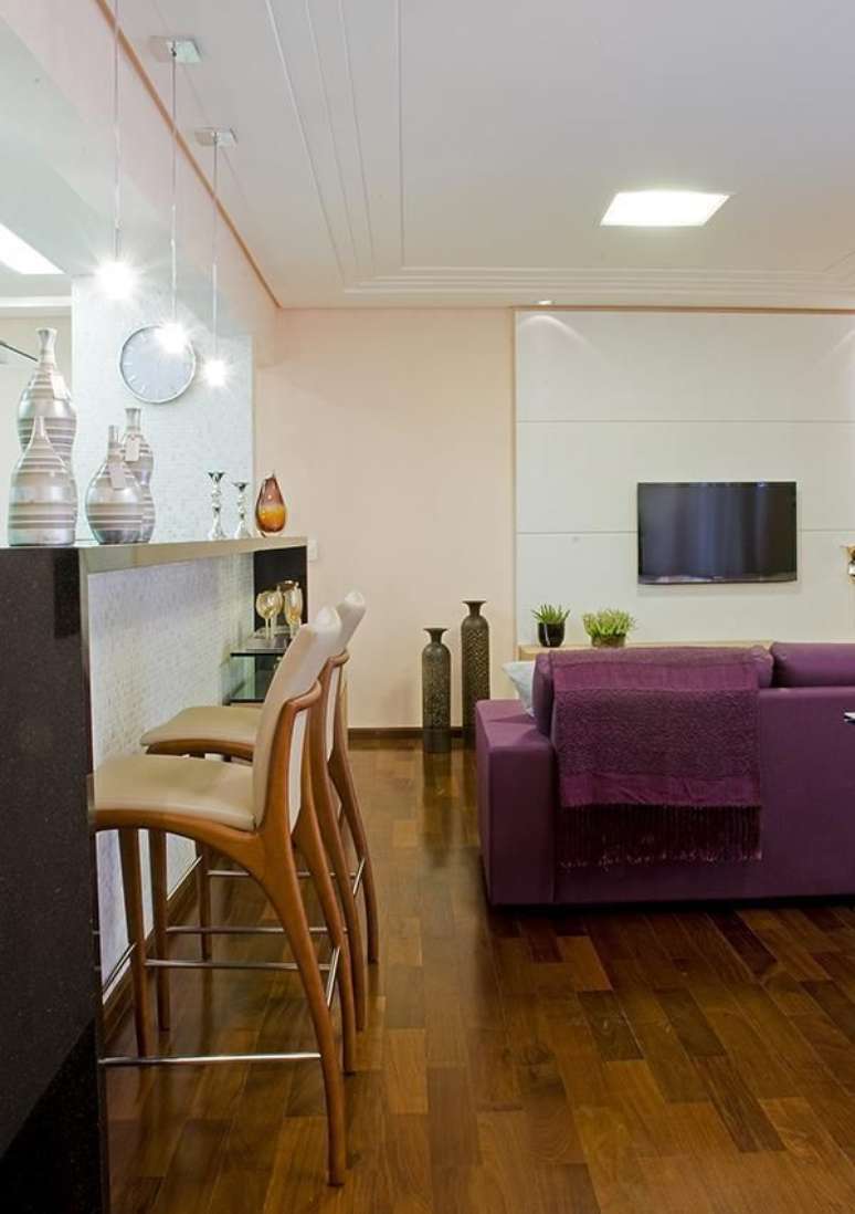 36. Cozinha americana simples com sala decorada com sofá roxa – Foto Natalia Pini