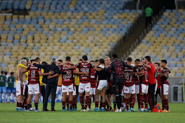 Jogadores do Flamengo se abraçaram após classificação na Libertadores (Foto: Gilvan de Souza / Flamengo)