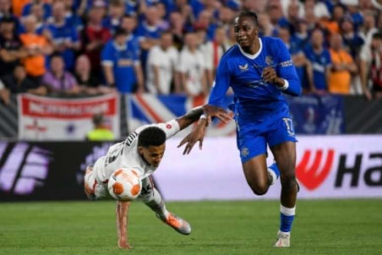 A queda de Tuta no lance do gol do Rangers (Foto: JORGE GUERRERO / AFP)