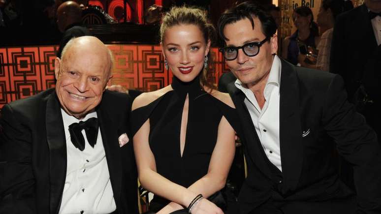 Esta foto de Amber Heard e Johnny Depp em homenagem ao comediante Don Rickles (esquerda) foi tirada um dia após uma suposta agressão física de Depp. Heard afirmou ter escondido os hematomas com ajuda de maquiagem