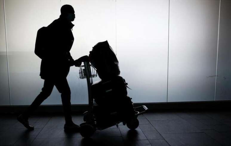 Homem transporta bagagem em aeroporto da Itália
17/05/2021 
REUTERS/Remo Casilli