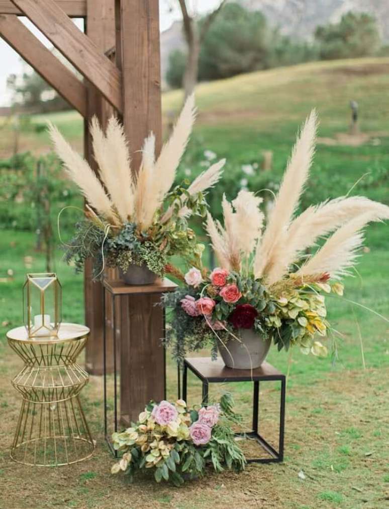 20. Forme lindos arranjos com capim dos pampas artificial. Fonte: Jenna Joseph Photography