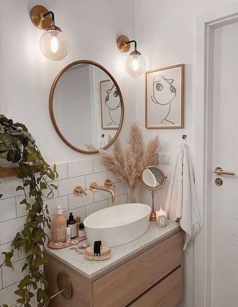 24. Banheiro decorado com vaso com capim dos pampas. Fonte: Domsli22