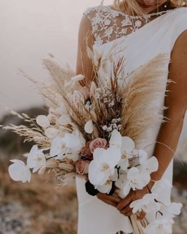 39. Que tal formar um buqu&ecirc; com capim dos pampas? Fonte: Noiva Ansiosa