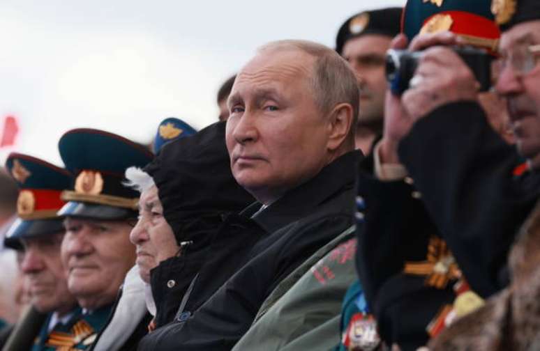 Vladimir Putin durante uma parada militar em Moscou