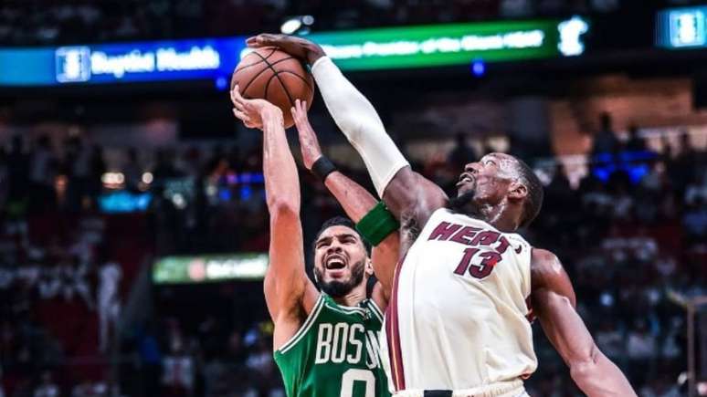 Toco de Bam Adebayo, do Heat, em Tatum, dos Celtics