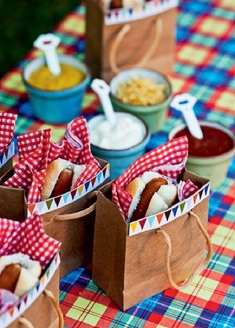 71. Decoração de festa junina com hot dog – Foto Revista Artesanato