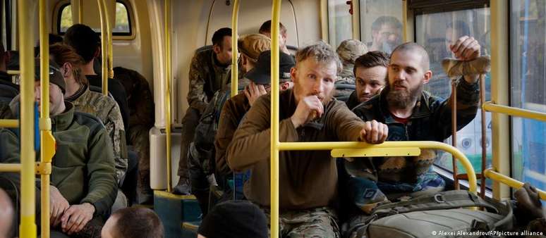 Soldados ucranianos retirados em ônibus da siderúrgica Azovstal são levados para local desconhecido