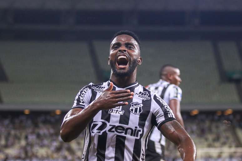 Mendonza, jogador do Ceará, comemora seu gol durante partida contra o General Ceballero.
