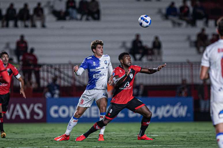 Jogadores disputam lance durante partida