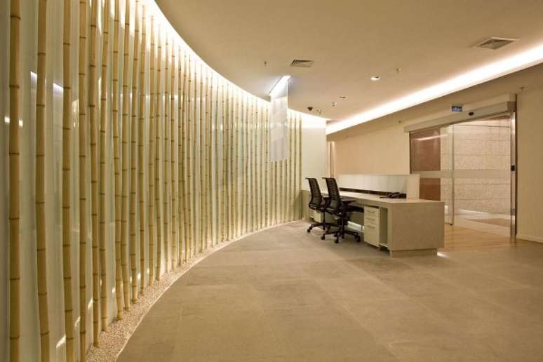 38. Parede decorada com bambu ornamental – Foto Artiun Arquitetura