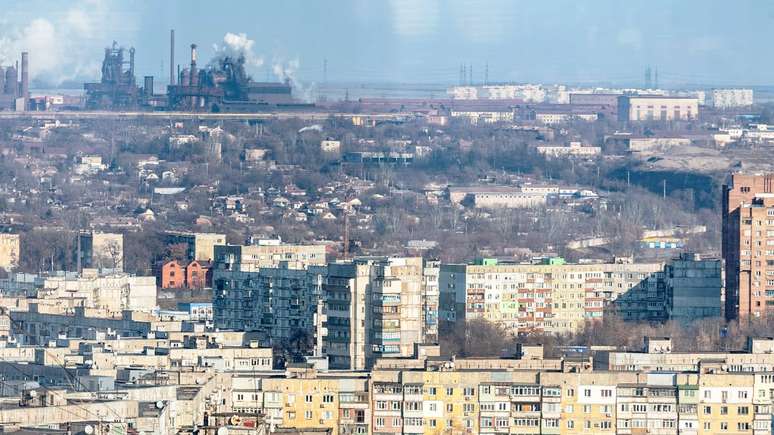 A siderúrgica de Illich domina essa paisagem de Mariupol