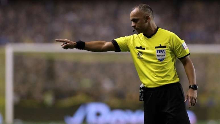 Árbitro da Federação Goiana de Futebol, Wilton Pereira Sampaio faz parte do quadro de árbitros da Fifa desde 2013 (Foto: AFP)
