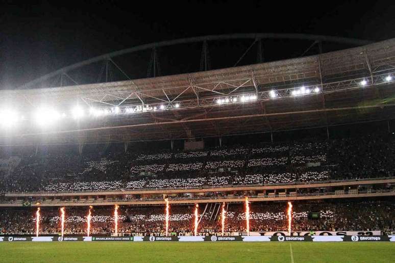 Torcida do Botafogo fez um mosaico na entrada dos jogadores em campo na partida contra o Fortaleza (Foto: Vítor Silva/Botafogo)