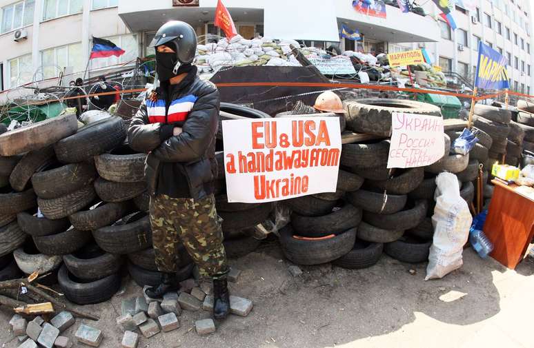 Separatista defende uma barricada no lado de fora da prefeitura de Mariupol, capturada por ativistas pró-Rússia em 17 de abril de 2014