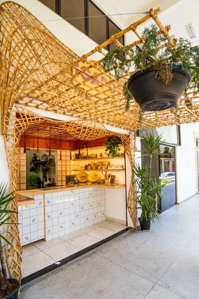 33. Fachada com bambu ornamental &ndash; Foto Bambusa Bioarquitetura e Paisagismo Funcional