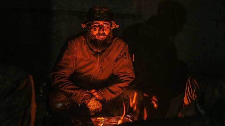 Soldado ucraniano ferido refugia-se na siderúrgica de ferro e aço Azovstal