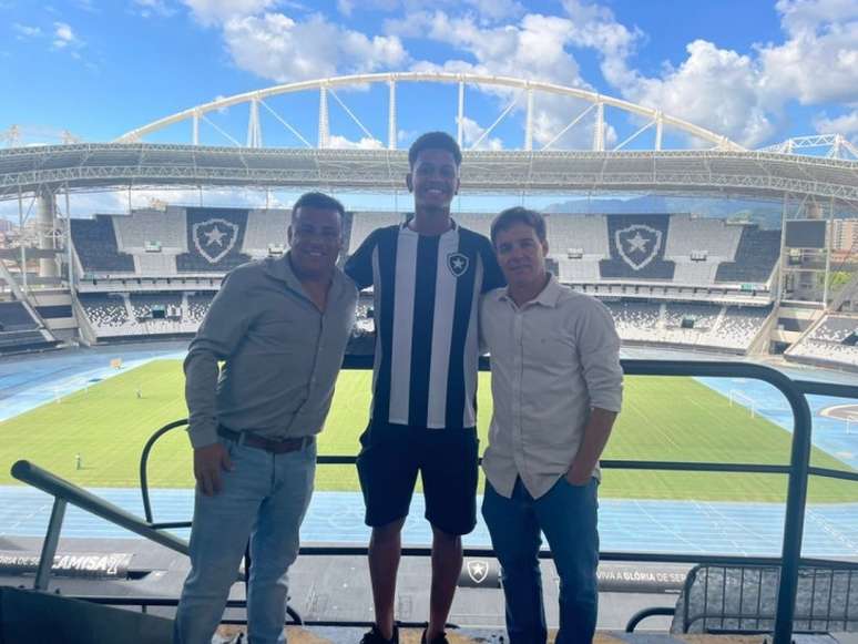 Kawan Thomaz assinou o primeiro contrato profissional com o Botafogo (Foto: Arquivo Pessoal)