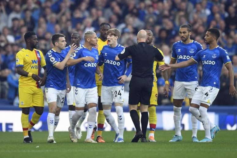 Richarlison marcou um dos gols da virada salvadora do Everton (Foto: OLI SCARFF / AFP)