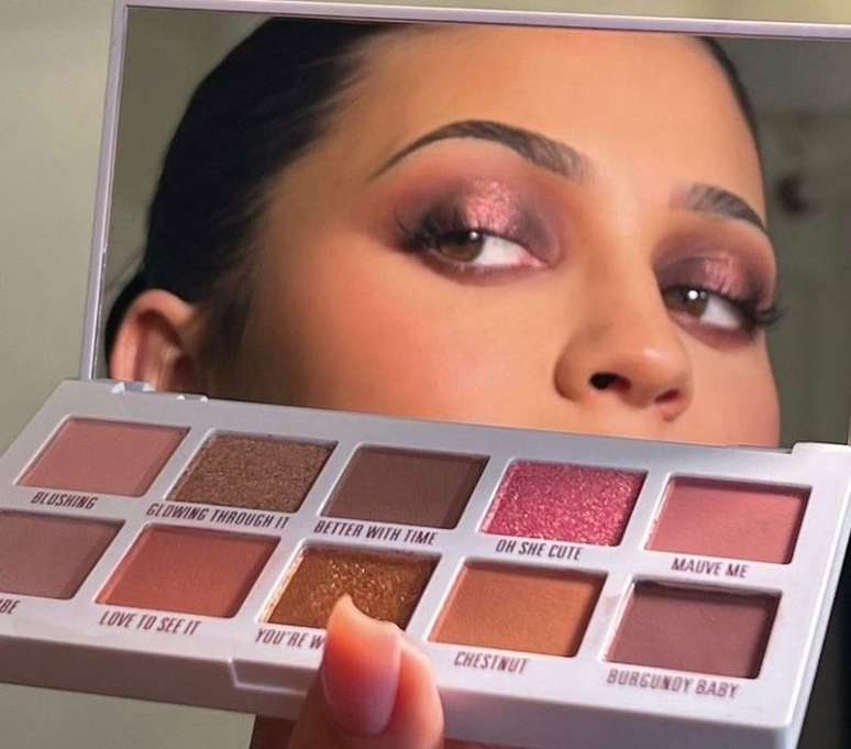 O an&uacute;ncio da sobrancelha fina foi feito junto &agrave; divulga&ccedil;&atilde;o de produtos da sua linha de maquiagem 