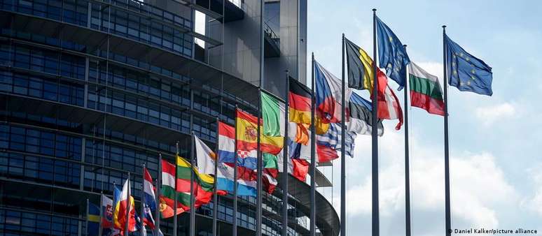 Bandeiras dos 27 países-membros da UE tremulam no Parlamento Europeu em Estrasburgo 