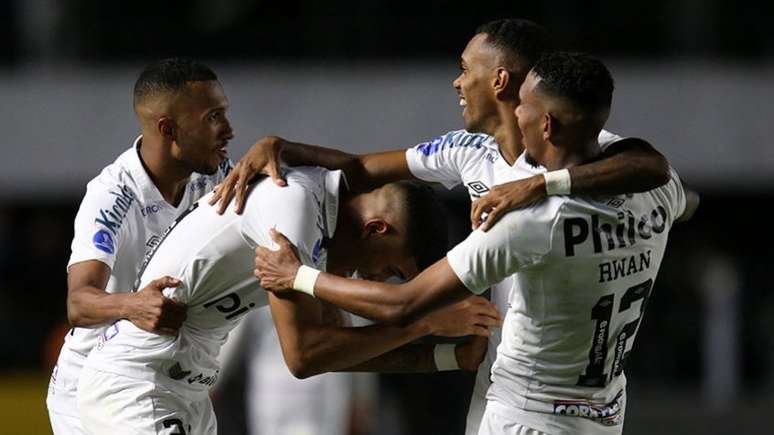 Jogadores do Peixe comemoram gol que deu a vitória ao time (Foto: Paulo Pinto / AFP)