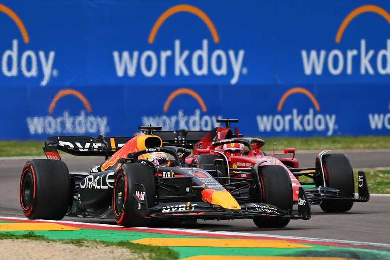 Max Verstappen e Charles Leclerc na sprint race em Ímola 