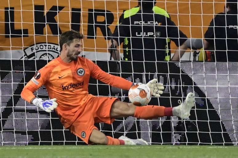 Pênalti defendido por Trapp na final da Europa League (Foto: JAVIER SORIANO / AFP)