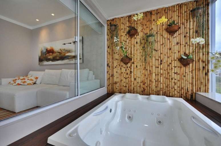 2. Bambu ornamental na parede da varanda com jacuzzi &ndash; Foto Bender Arquitetura