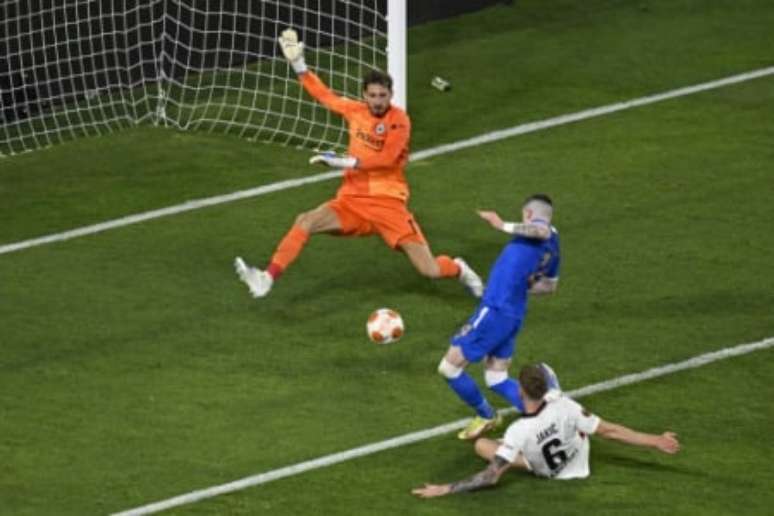 Defesa de Trapp no fim da prorrogação evitando o que seria a derrota (Foto: PIERRE-PHILIPPE MARCOU / AFP)